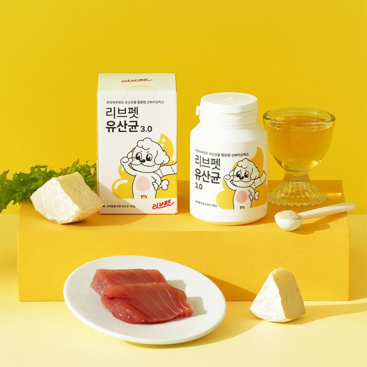 貓咪拌食益生菌示範；將粉末撒在飼料上，日常調整腸胃與維持消化