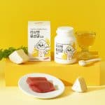 貓咪拌食益生菌示範；將粉末撒在飼料上，日常調整腸胃與維持消化